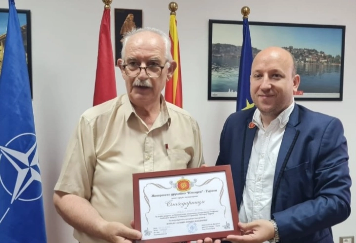 Ѓурѓај му врачи благодарница „Илинден“ на проф. д-р Кимет Фетаху