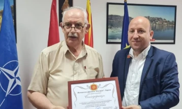 Ѓурѓај му врачи благодарница „Илинден“ на проф. д-р Кимет Фетаху