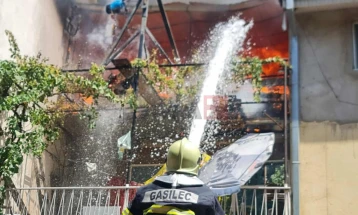 Zjarr në qendër të Koçanit  - një grua shpëtohet nga shtëpia që digjej