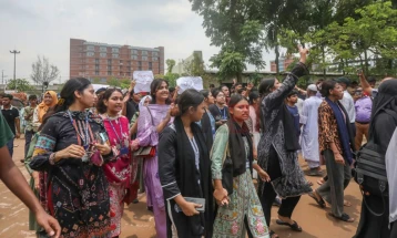 Ученици бараат правда по несреќата во Дака – „Застарени авиони убиваат“