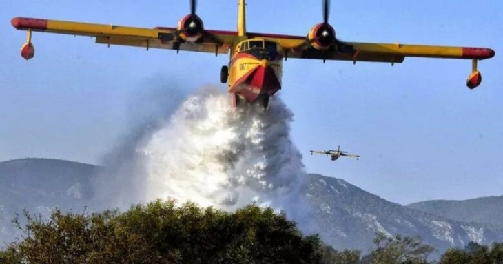 Два грчки и еден италијански канадер вклучени во гаснење пожари во Албанија