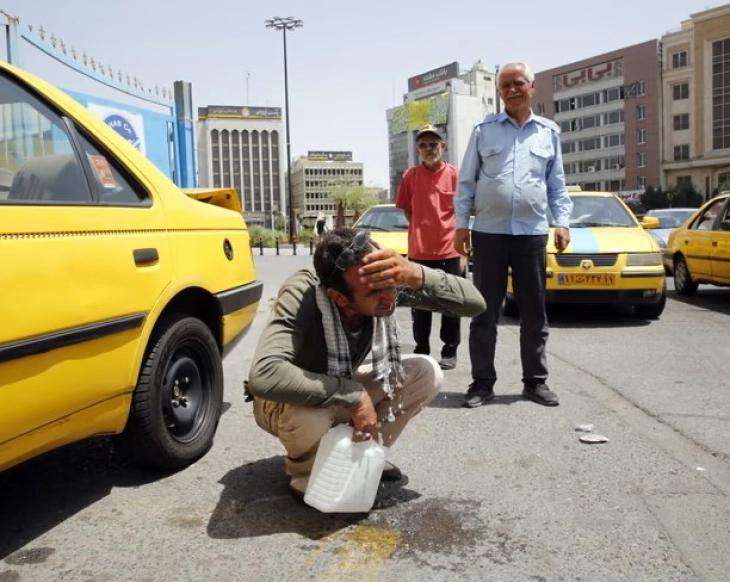 Иранскиот претседател предупредува: Водната криза може да го испразни Техеран