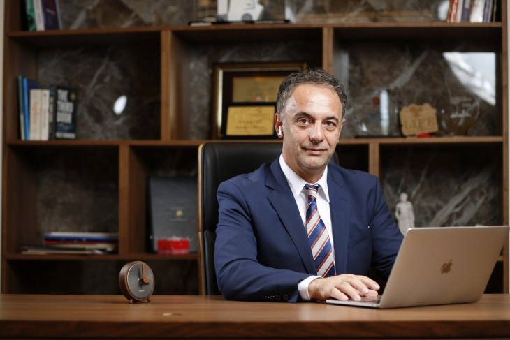 Министерот за здравство Азир Алиу со „Мобилен кабинет“ во Штип 