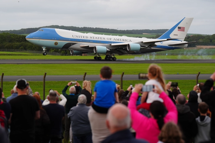 Трамп пристигна во Шкотска, најави средби со Стармер и Фон дер Лајен
