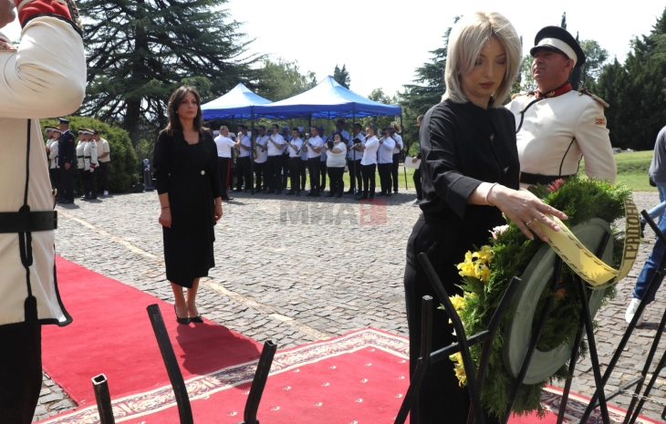 Градоначалничката Арсовска оддаде почит на жртвите од катастрофалниот земјотрес во Скопје