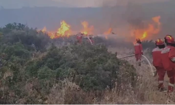 Në të gjithë Shqipërinë ka zjarre, më kritike në jug, helikopterë në veprim, banorët dhe turistët po evakuohen