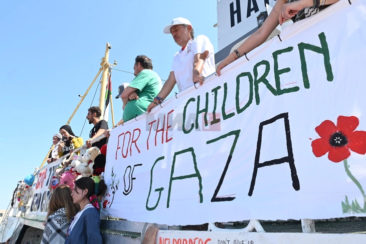 Израел го приведе екипажот на хуманитарен брод, меѓу нив и пратенички од Франција