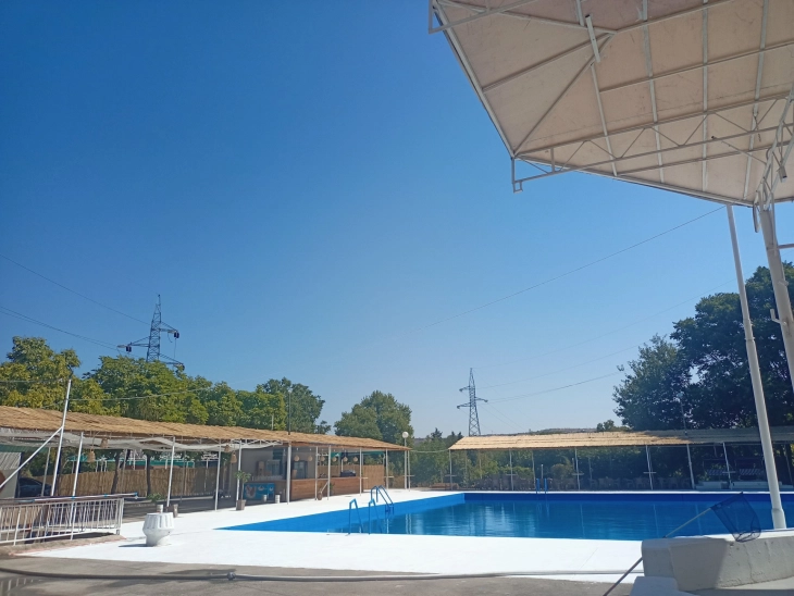 Градскиот пливачки базен „Капри“ во Велес пуштен за капење