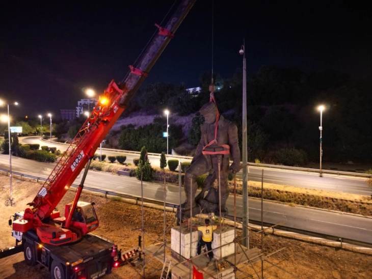 Përsëri vendoset përmendorja e Andon Lazov- Qosetos!