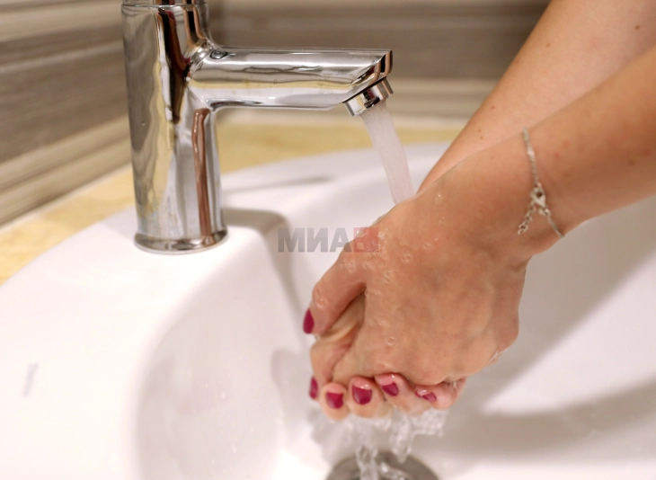 Продолжува неконтролираната потрошувачка на вода во Скопје,  да се избегнува непотребно трошење