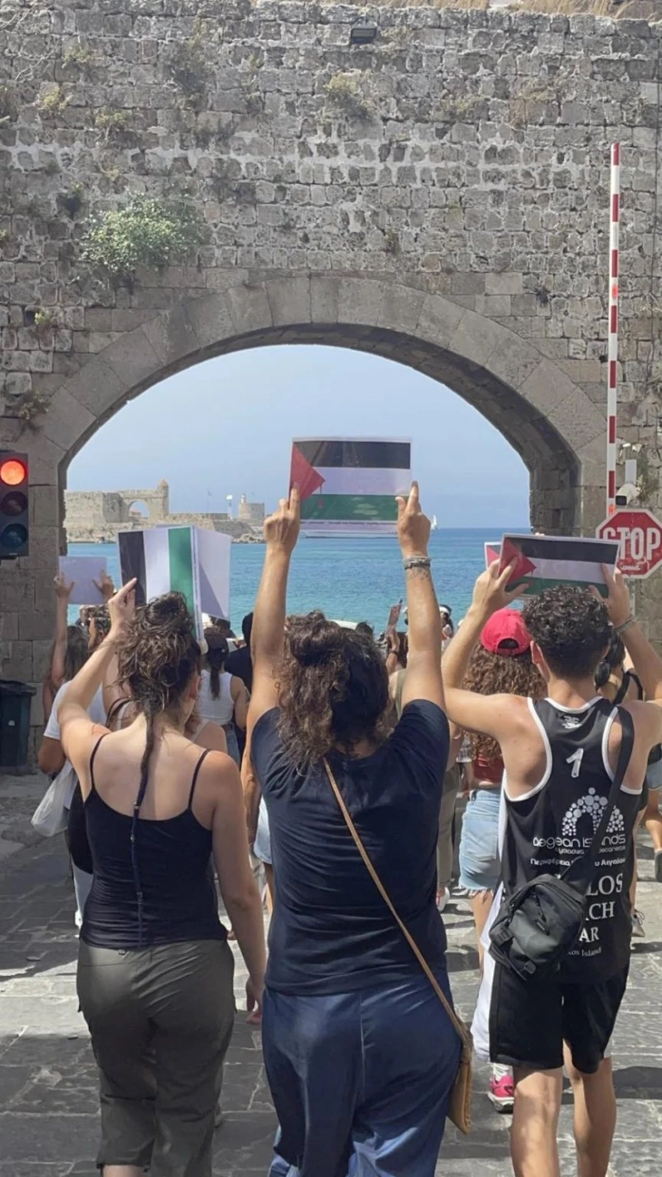 Протестот на грчкиот остров Родос против пристигнувањето на крузер со израелските туристи