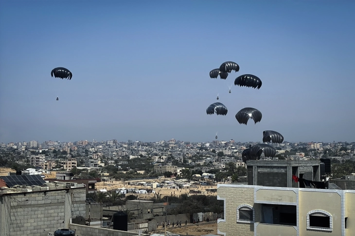 Izraeli në ditën e dytë lejoi ndihmë ajrore në Gazë, ndërsa po hyjnë edhe shumë kamionë