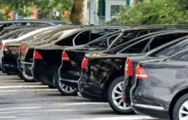 Official vehicles with colored registation plates by September 15, decides Government