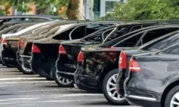 Qeveria mori vendim për ndryshimin e targave të veturave zyrtare dhe për hapjen e konsullatës në Korçë