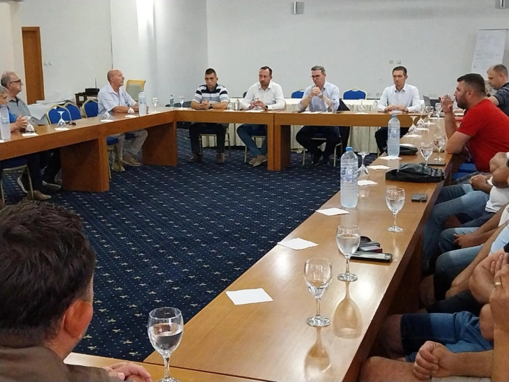 Министерот Трипуновски, откупувачите, преработувачите и земјоделците договорија повисоки откупни цени на индустриската пиперка