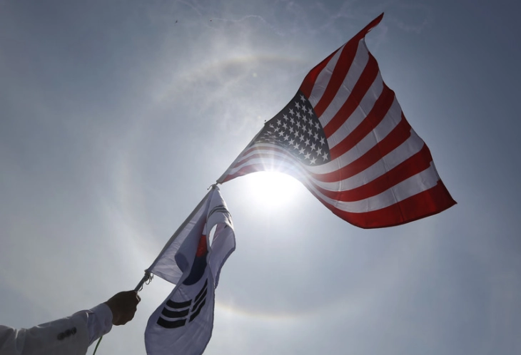 Tramp kumtoi marrëveshje tregtare të SHBA-së me Korenë e Jugut me dogana prej 15 për qind