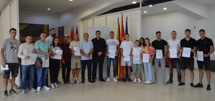 Градоначалникот на општина Илинден додели финансиска поддршка за истакнати спортисти