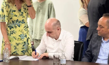 Градоначалникот Пекевски потпиша договор за унапредување на комуналните услуги