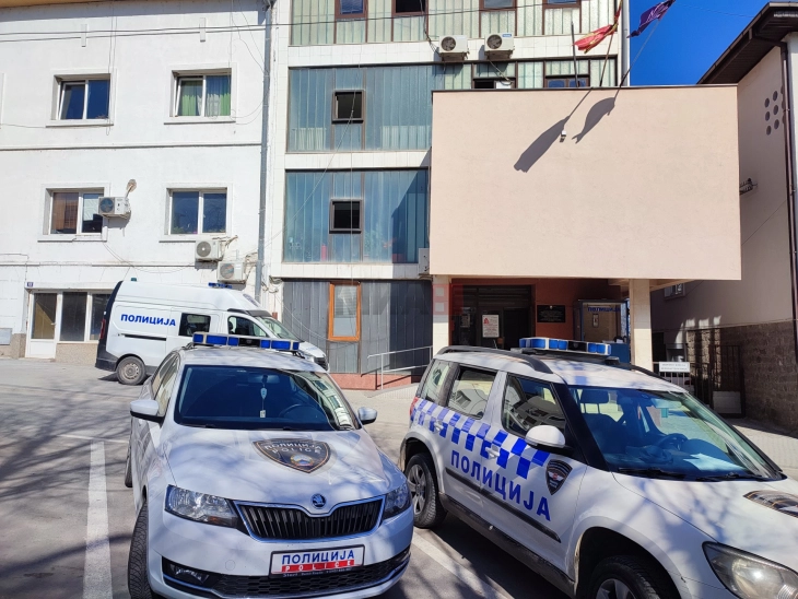 Приведен кавадарчанец кој со остар предмет им се заканувал на сограѓанин и малолетник