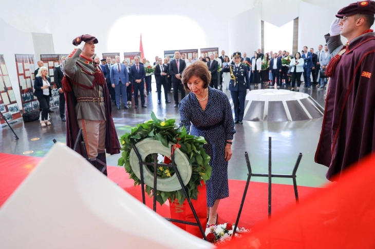 Presidentja Siljanovska - Davkova vendosi lule në varrin e Nikolla Karevit dhe në monumentin e heronjve në vendin 