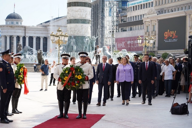 Собраниска делегација положи цвеќе пред спомениците на Никола Карев и Методија Андонов-Ченто
