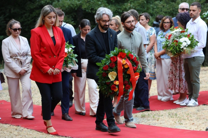 Делегација на Левица положи свежо цвеќе на Мечкин Камен