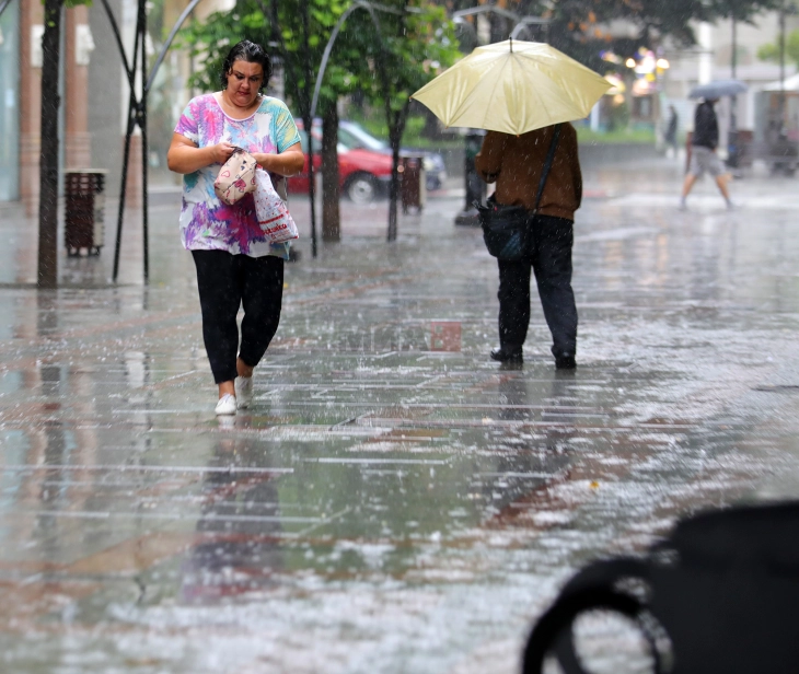 Mot i paqëndrueshëm me reshje dhe bubullima, tre ditët e ardhshme rritje të temperaturave ditore