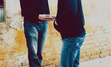 Млади битолчани фатени при купопродажба на дрога