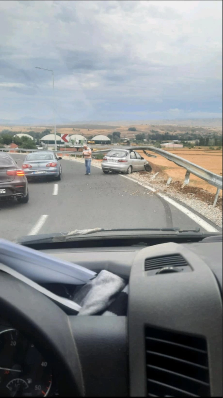 Скопјанец удрил во заштитна ограда на исклучокот од патот Прилеп - Градско и ја качил на покривот на возилото