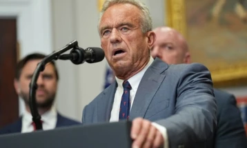 Кенеди Помладиот стопира проекти вредни 500 милиони долари