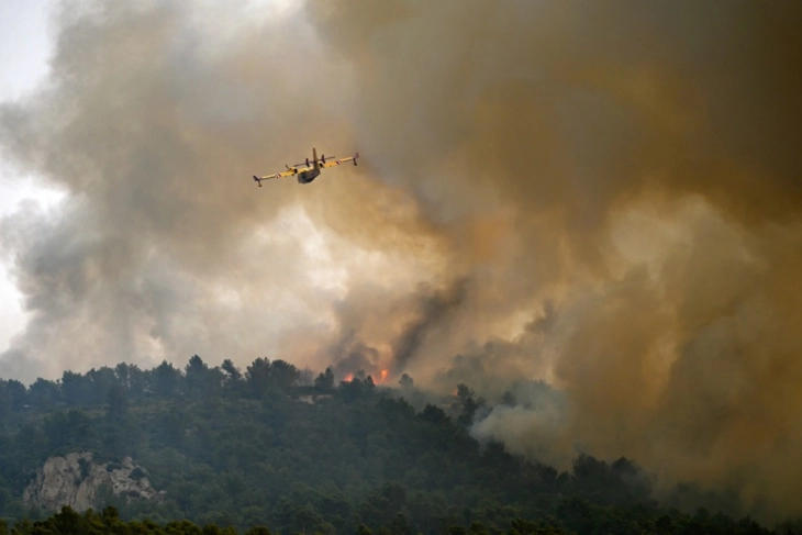 Се уште активен пожарот во јужна Франција