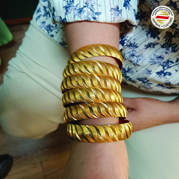 Customs officials foil attempts of smuggling gold, medicine products, supplements