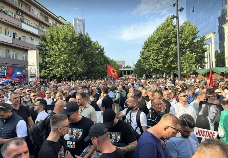 Mijëra qytetarë morën pjesë në protestën në Prishtinë kundër Gjykatës Speciale