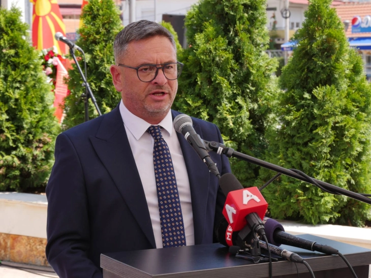 Заменик-министерот Ристески дел од владината делегација на чествувањето на загинатите бранители пред комплексот „Карпалак“ во Прилеп