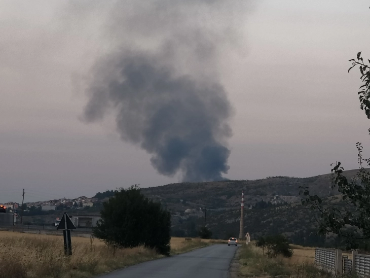 Цел ден гори и дими црн чад  над Велес Градска депонија за комунален смет