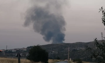 Цел ден гори и дими црн чад  над Велес Градска депонија за комунален смет