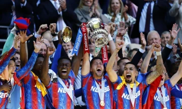 Геи пред заминување од Кристал Палас