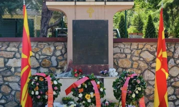 Со положување цвеќе пред споменикот во село Љубанци, одбележани дваесет и четири години од загинувањето на бранителите кај месноста Љуботенски бачила