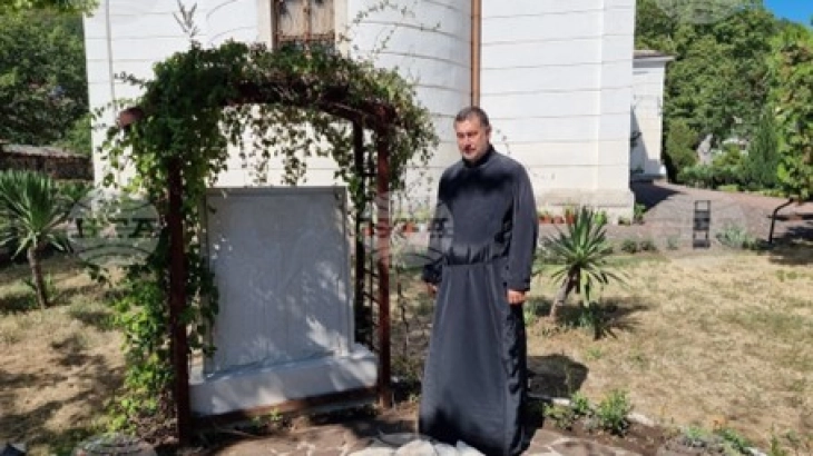 Храмот во Враца „Свети Константин и Елена“ сега има камена икона на двајцата светци во својот двор