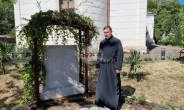 Храмот во Враца „Свети Константин и Елена“ сега има камена икона на двајцата светци во својот двор