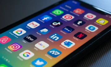 Евростат: 99 проценти од младите во Албанија онлајн, но немаат дигитални вештини