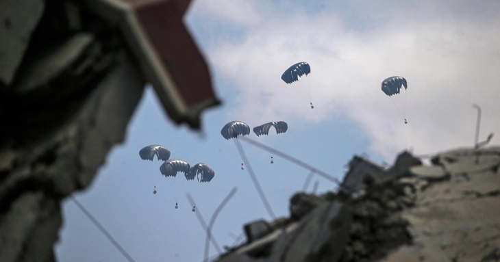 Moshe Saad nga partia e Netanjahut pohon: Pakot ajrore me ndihmë humanitare në Gazë përmbajnë municion