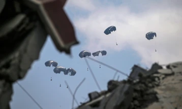 Moshe Saad nga partia e Netanjahut pohon: Pakot ajrore me ndihmë humanitare në Gazë përmbajnë municion