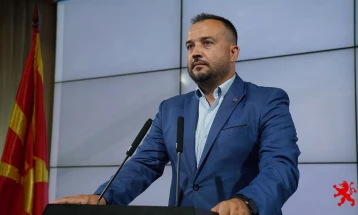 Лефков: Чија е јахтата на која уживаат Филипче и Заев и со чии пари е платена, како со лекарска плата Венко стигна до луксузно пловење?