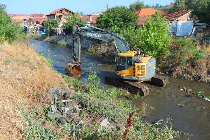 Почна чистење на речното корито на Кумановка