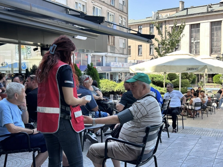 Превентивни мерки во Куманово: Волонтери делат вода и мерат притисок на граѓаните
