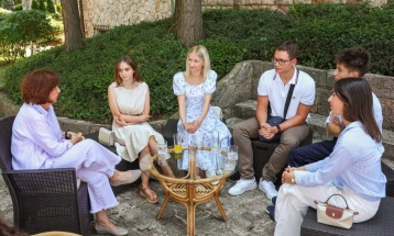 Siljanovska-Davkova me rastin e Ditës ndërkombëtare të të rinjve: Duhet t'u mundësojmë pjesëmarrje të rinjve në menaxhimin me të tashmen