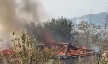 Situatë dramatike me zjarret në Shqipëri, fshatra të mbuluara nga hiri, dy viktima dhe disa të lënduar