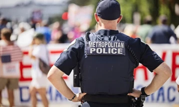 Зошто Трамп ја презема контролата врз полицијата и ја испраќа Националната гарда во Вашингтон?