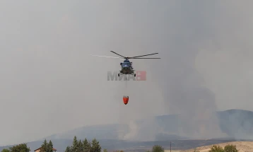 Privohet nga liria shkupjani, i cili hodhi gurë drejt helikopterit ndërsa po mbushte ujë për shuarjen e zjarrit
